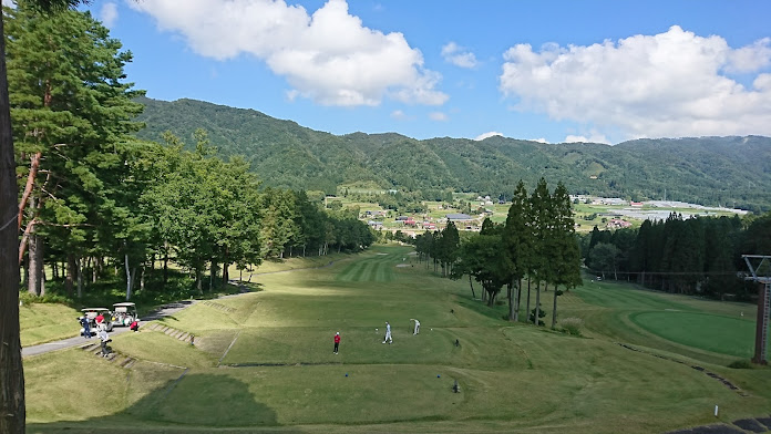 山並みを望むゴルフコース