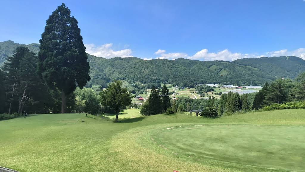 飛騨数河リゾートのコースと山並み
